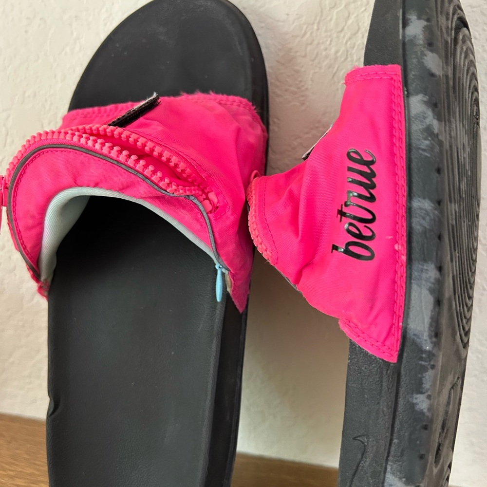 Nike. beTrue Pink Zip-Detail Slide Sandals hidden zippers, unisex Sz 10 - Picture 2 of 6